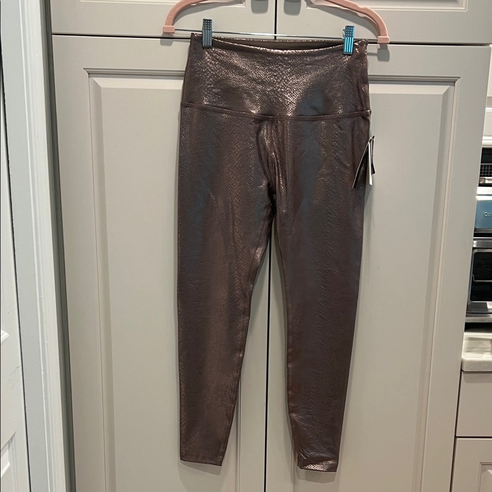 Beyond Yoga 🧘♀️ Metallic Brown Active Leggings size M rose 🌹 gold